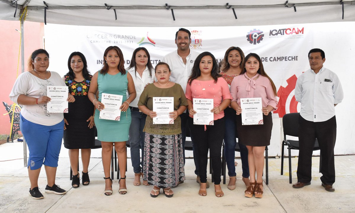Icatcam's tweet photo. En el cierre de cursos impartidos por la #AcciónMóvilTenabo en las comunidades de Kankí, Emiliabo Zapata, Santa Rosa, Xcumcheil y Tinún, el director general del #ICATCAM, Carlos Ortiz Piñera entregó constancias de participación de los 55 talleres impartidos.
#CapacitarParaCrecer https://t.co/stab4U98lC