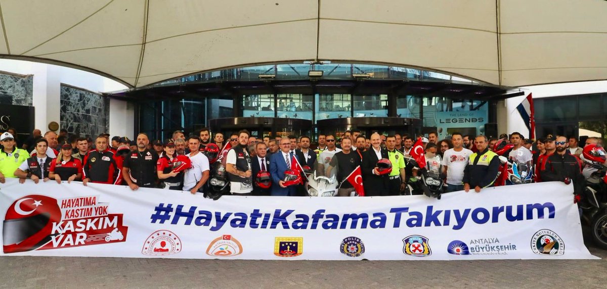 suleymansoylu's tweet photo. Emniyet kemeri, yaya öncelikli trafik, alkollü araç kullanımı, direksiyon başında cep telefonu kullanımı, aşırı hız konularında nasıl bir farkındalık oluşturmaya çalışıyorsak kask kullanımı konusunda da böyle bir farkındalık oluşturmaya çalışıyoruz. 

#HayatıKafamaTakıyorum 🏍 https://t.co/IcoFkYkkNs
