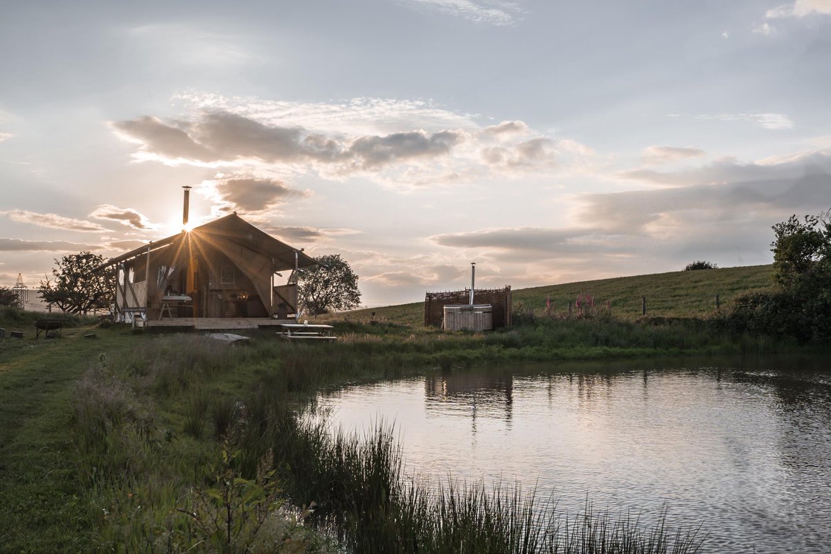 cool_camping's tweet image. Under an oak tree, beside a pond, with a wood-fired hot tub and beautiful views... this luxurious safari tent site 40 minutes from Cardiff is the bomb! 💣 coolcamping.com/glamping/uk/wa…