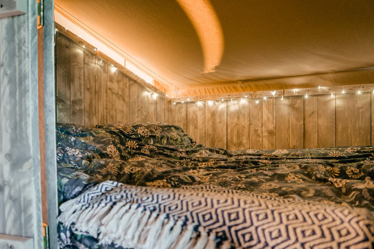 cool_camping's tweet image. Under an oak tree, beside a pond, with a wood-fired hot tub and beautiful views... this luxurious safari tent site 40 minutes from Cardiff is the bomb! 💣 coolcamping.com/glamping/uk/wa…