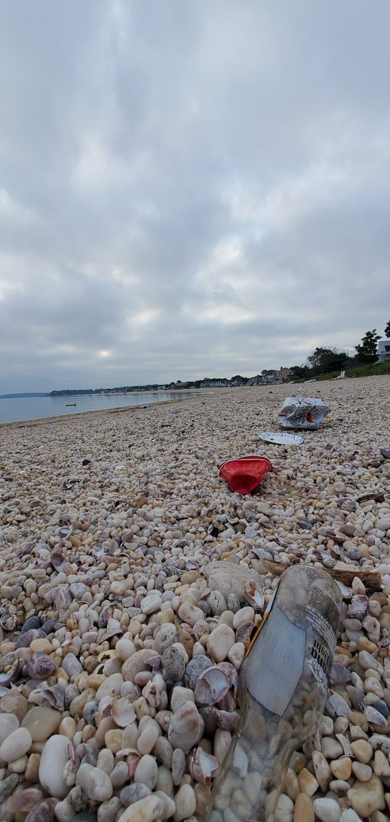 kimi_fiorilli's tweet photo. Oh just spending early Friday morning, a day after Fourth of July, picking up trash on the beach, and just a couple of Bud Light cans and used fireworks floating on the water 👍🙄 https://t.co/oMcFEXYCjz