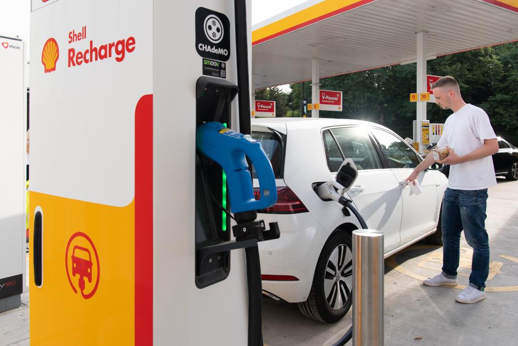 ShellStationsUK's tweet image. We’re buzzing ⚡️ to be able to announce the launch of the UK’s 1st 150kW EV charger on a forecourt. Our Shell Battersea Service Station now offers EV customers even faster charging with just enough time to grab a coffee and then get back on the road!#ShellRecharge #EV