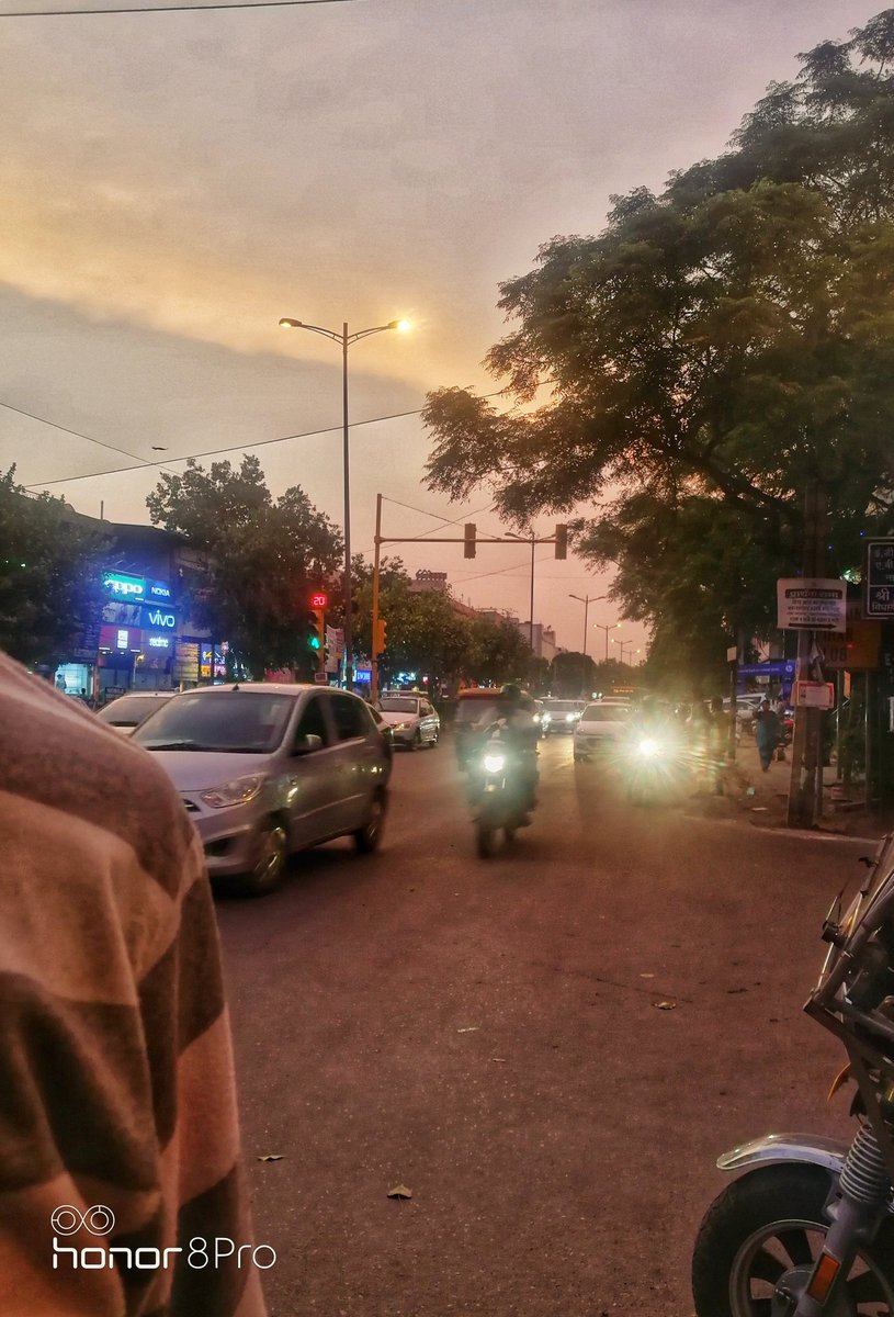 ExploreWithRoy's tweet photo. Somehow, God's white-balance is too yellow this evening. 😀
#evening #dusk #delhi #honor8pro @incredibleindia @IndiaTourism_EU @SoDelhi #monsoon #delhirains https://t.co/BJ2NvdynQp