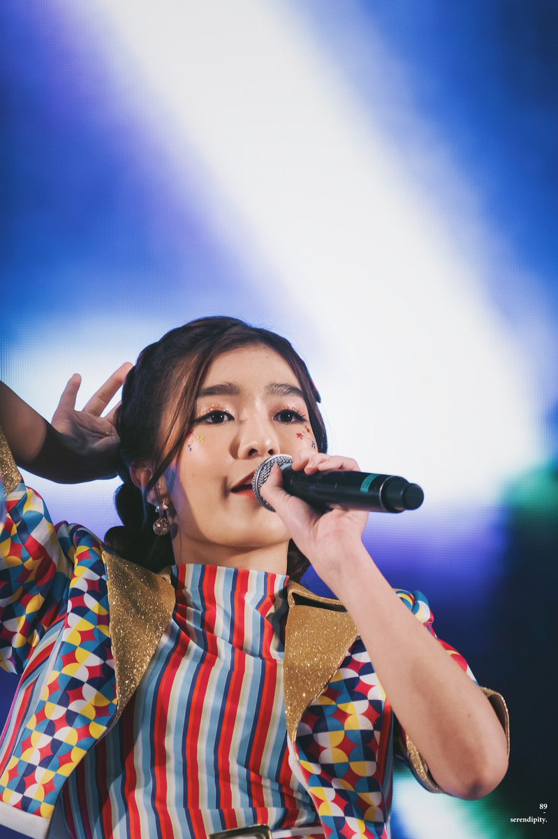 i89O_'s tweet image. เป็นเพลงที่สนุกมากกกกกกกกก ถ่ายไม่กี่ช็อตเพราะเพลงมันสนุกมากจริงจริง เป็นเพลงคืนกำไร เพลงที่ทำให้เวลาดูแล้วหยุดทำทุกอย่างเพื่อเต้น อยากตะโกน jabaja all night long ตลอดเวลา :-) 

#JennisBNK48 #BNK48 
#JabajaTH