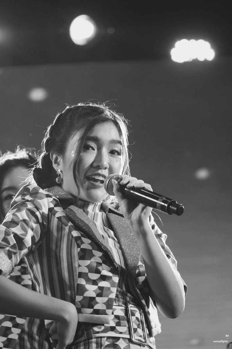 i89O_'s tweet image. เป็นเพลงที่สนุกมากกกกกกกกก ถ่ายไม่กี่ช็อตเพราะเพลงมันสนุกมากจริงจริง เป็นเพลงคืนกำไร เพลงที่ทำให้เวลาดูแล้วหยุดทำทุกอย่างเพื่อเต้น อยากตะโกน jabaja all night long ตลอดเวลา :-) 

#JennisBNK48 #BNK48 
#JabajaTH