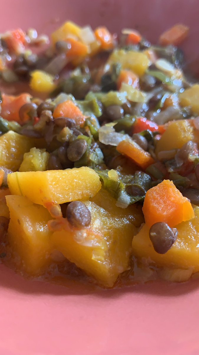 cololo70's tweet photo. @sexypipolradio #MiLogro Cocinar un guiso vegano 🌱 mientras suena #humoencongo . Los martes comemos rico! https://t.co/AvT2sVxddO