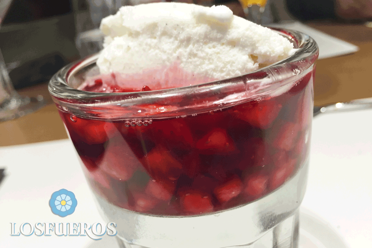 Para nosotros las fresas, de calidad por supuesto, son un postre que jamás pasa de moda. 🍓 En #LosFueros, para ponerle el broche final a tu comida/cena, podrás disfrutar de un rico txikito de fresas borrachas en vino y rosas.  ¿Quién se lo pide?