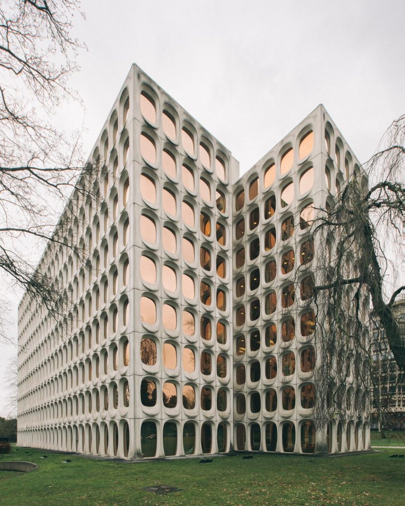 In #Belgio un palazzo modernista è stato trasformato in uno spazio #coworking che rispetta la tradizione e la storia dell'architettura stessa 

iglooo.it/palazzo-simbol…