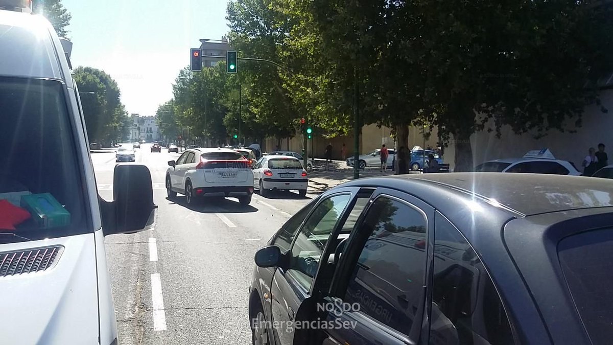 EmergenciasSev's tweet image. Normalizada la situación en C/ Páez de Rivera tras el siniestro vial por alcance múltiple entre cuatro vehículos con tres mujeres lesionadas leves (40, 52 y 70 años). Ocurrió a las 10:45 h.
Policía Local instruye las diligencias.
Asiste #DCCU
#Gobernación @Ayto_Sevilla