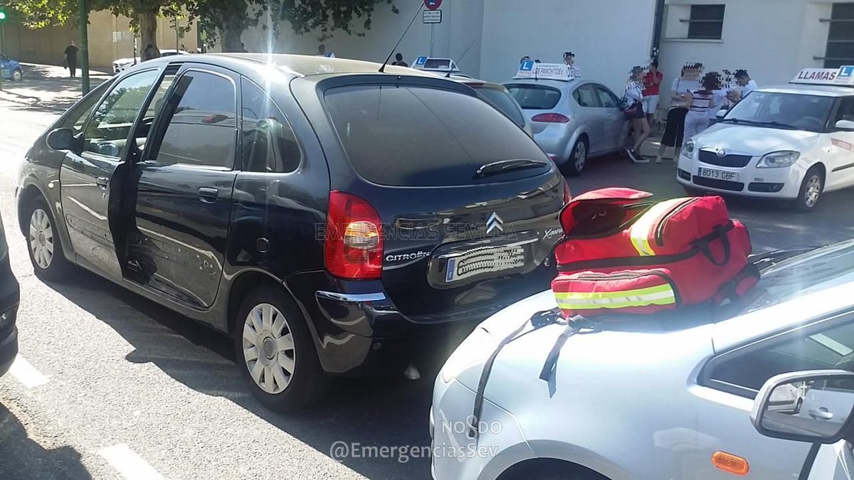 EmergenciasSev's tweet image. Normalizada la situación en C/ Páez de Rivera tras el siniestro vial por alcance múltiple entre cuatro vehículos con tres mujeres lesionadas leves (40, 52 y 70 años). Ocurrió a las 10:45 h.
Policía Local instruye las diligencias.
Asiste #DCCU
#Gobernación @Ayto_Sevilla