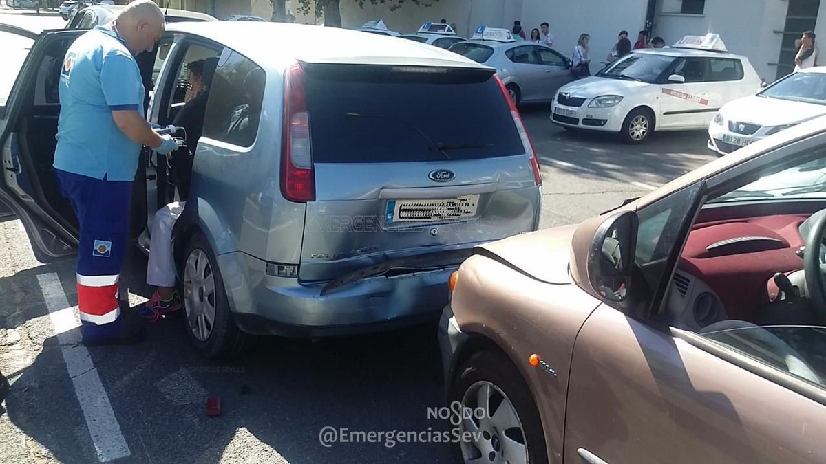 EmergenciasSev's tweet image. Normalizada la situación en C/ Páez de Rivera tras el siniestro vial por alcance múltiple entre cuatro vehículos con tres mujeres lesionadas leves (40, 52 y 70 años). Ocurrió a las 10:45 h.
Policía Local instruye las diligencias.
Asiste #DCCU
#Gobernación @Ayto_Sevilla