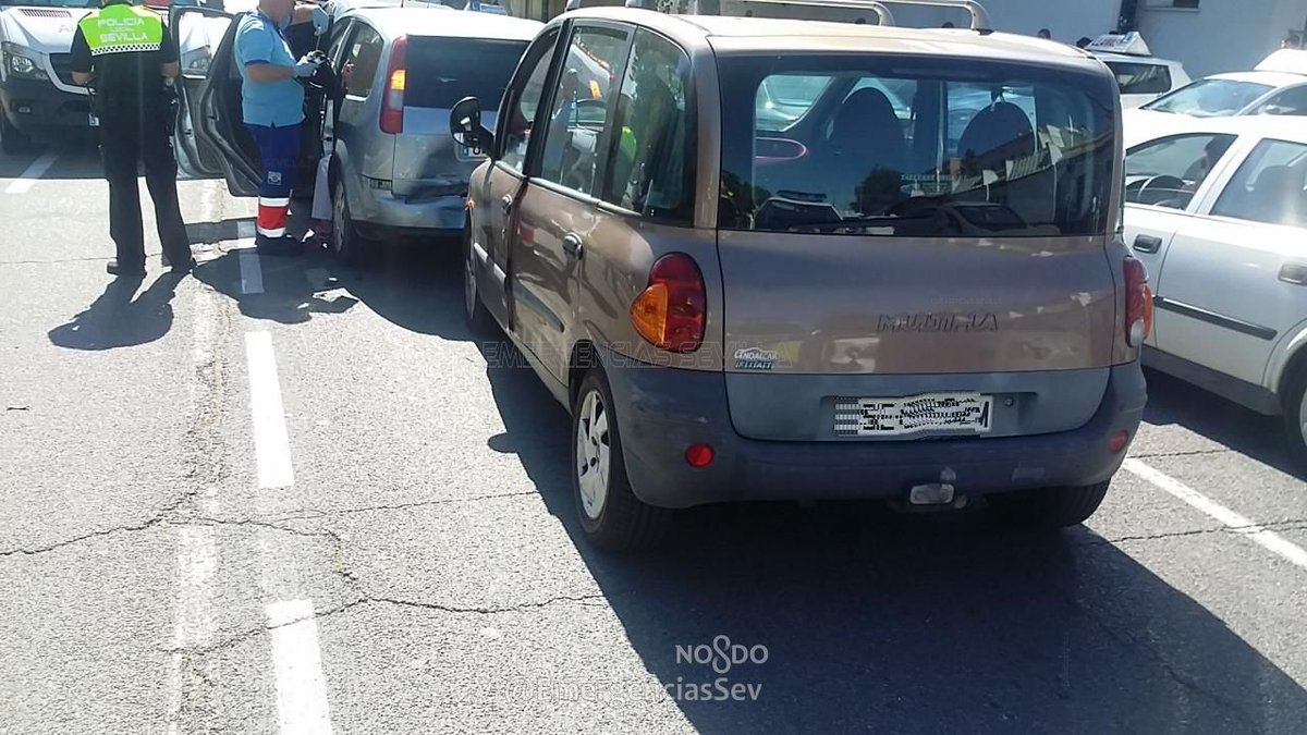 EmergenciasSev's tweet image. Normalizada la situación en C/ Páez de Rivera tras el siniestro vial por alcance múltiple entre cuatro vehículos con tres mujeres lesionadas leves (40, 52 y 70 años). Ocurrió a las 10:45 h.
Policía Local instruye las diligencias.
Asiste #DCCU
#Gobernación @Ayto_Sevilla