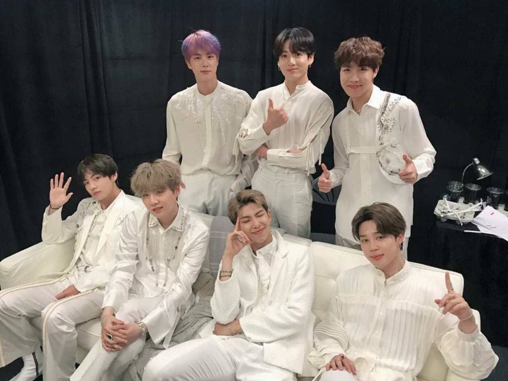 JunkookIs's tweet photo. @MGMA_official Where are the army ¿¿¿ 
@BTS @BTS 
#ARMYFOREVER https://t.co/nnU3YjugRC