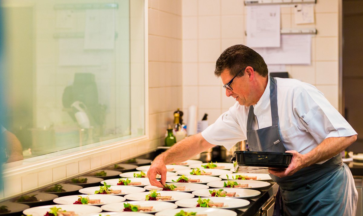Samen de culinaire dienstverlening van het <a href="/PhilipsStadion/">PhilipsStadionEvents</a> naar een nog hoger niveau brengen. Dat is de insteek van onze samenwerking met <a href="/vangroeninge/">Jurgen van Groeninge</a>. Wij als exploitant en Johan van Groeninge met culinair vakmanschap van het hoogste niveau. hutten.eu/blog/hutten-en… …