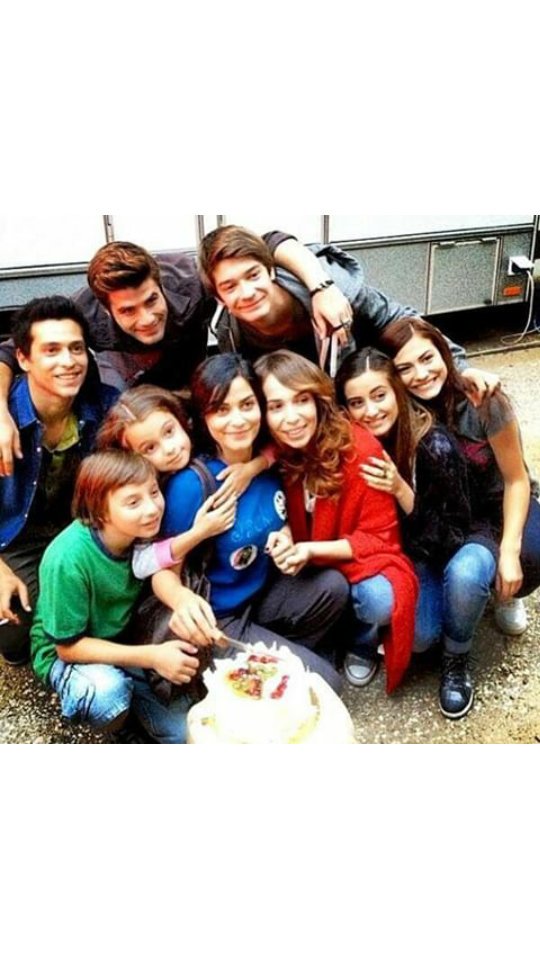 #SBSVailesialtıyaşında
Tam 6 yıl önce bugün başladı kan bağı olmadan aile olmak demenin ne demek olduğu Gündoğdu ailesi olmayı.... Keşke yeniden başlasa yeni bölümleri heyecanla beklesek... İyi ki SBSV diyoruz o zaman 💓