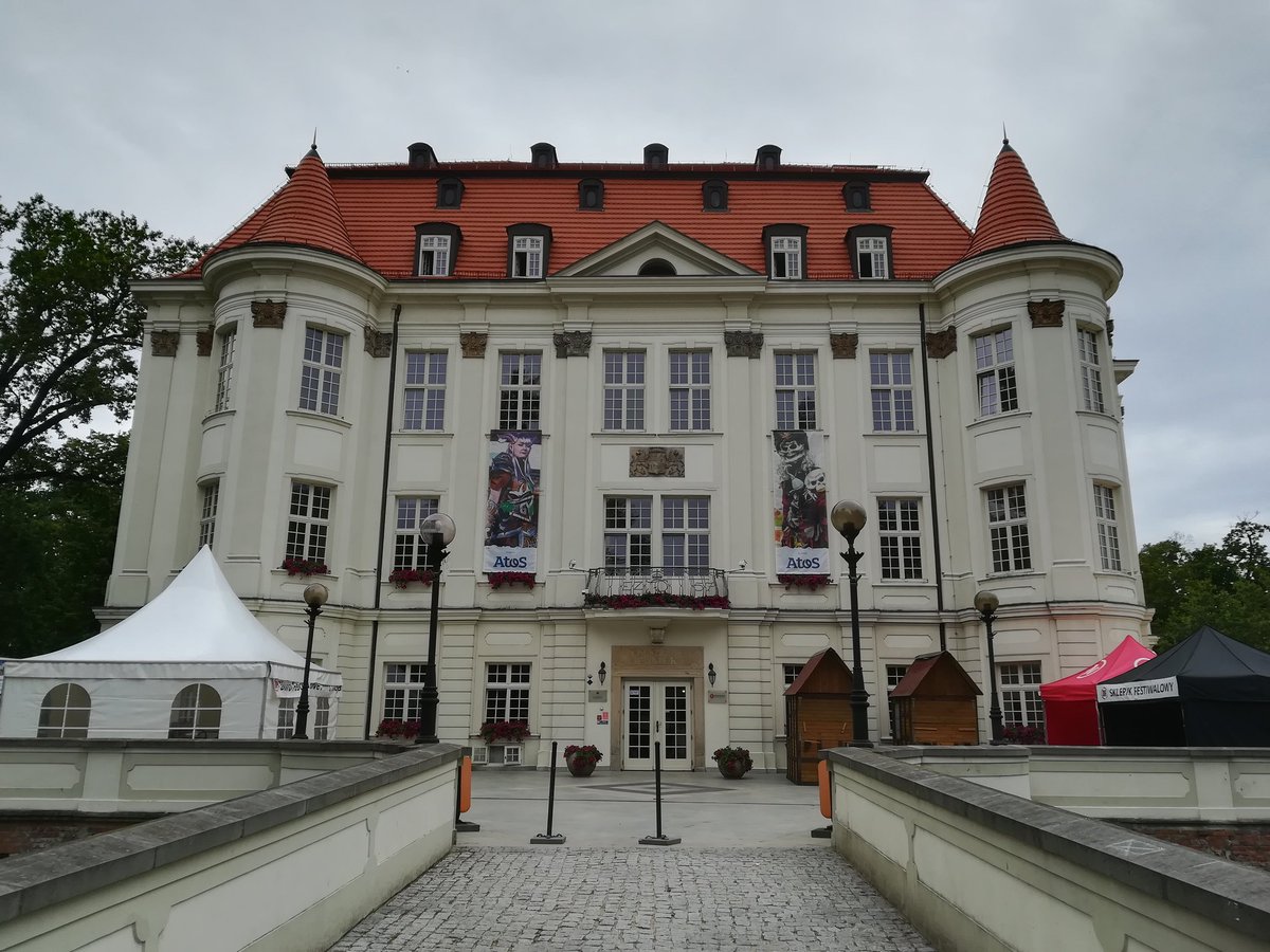 DniFantastyki's tweet photo. Zaczynamy XV edycję Dni Fantastyki! 😁 🙃 ❤️ ☀️ 😎 #DniFantastyki2019 #DF2019 #ckzamek #program #dozobaczenia #fantasystuff #napowietrzu #spotkajmysie #miastospotkan #wroclove #konwent #prelegenci #atrakcje #fantasy #2019 #2k19 #Wroclaw https://t.co/KivwDh0j7P