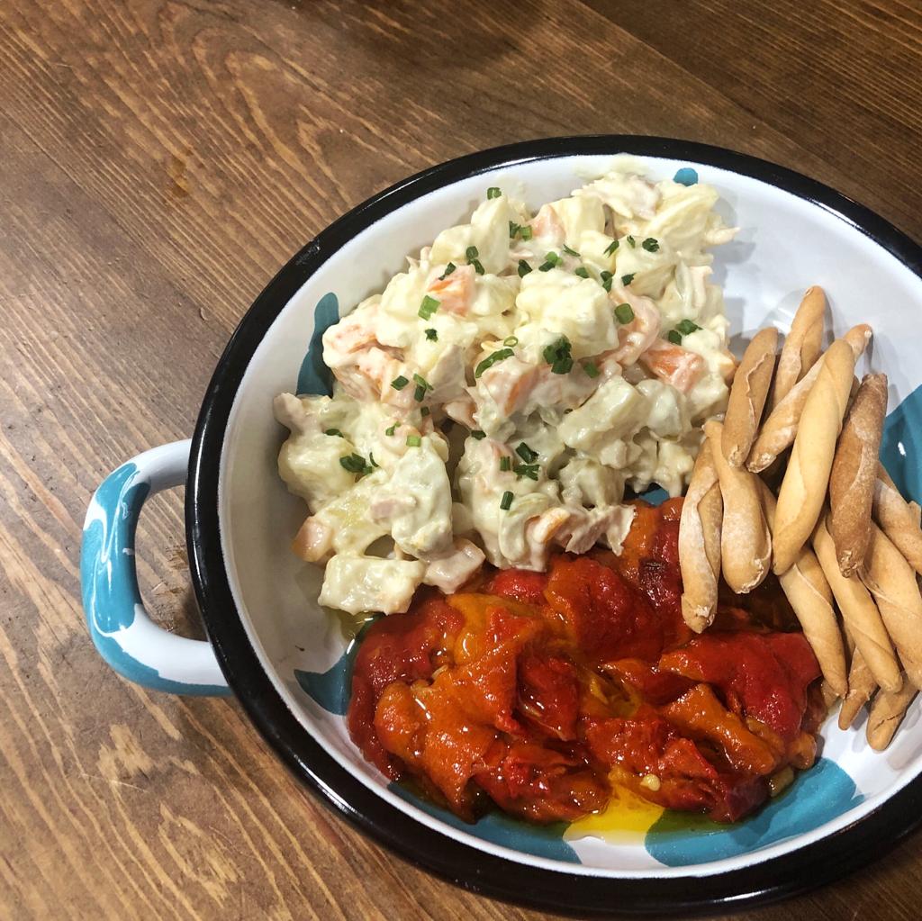 gastrojumping's tweet photo. No hay mejor plan, que compartir nuestra ensaladilla con los amigos y si además puedes acompañarlas con unas cervecitas bien fresquitas en la terraza, mejor todavía. 😍 #veranito #terraceo #ensaladilla #raciones #tapeo #cerveza #amigos #friends #vino #Madrid #Aravaca #aravacasoho https://t.co/DxYXIA0tdf