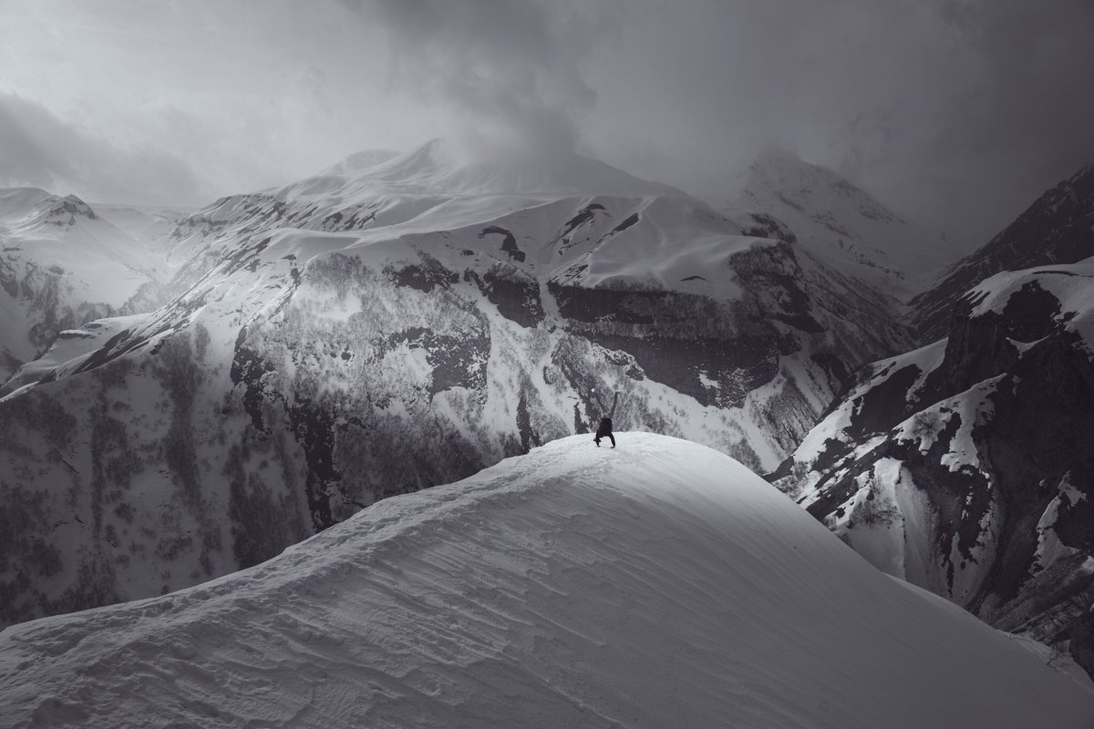 Focal Length (Human eyes vs Lenses)العقل البشري قوي لدرجة إنه يجعل الأبعاد إلي نشوفها مناسبة بالنسبة لreference في عقلنا، فلو شفنا منظر طبيعي بدون scale بنتخيله اصغر من الواقع، وأبعاد الأشياء إلي نشوفها ماتختلف حتى لو قربنا إلا إذا وضعنا جنبها شيء كـ reference