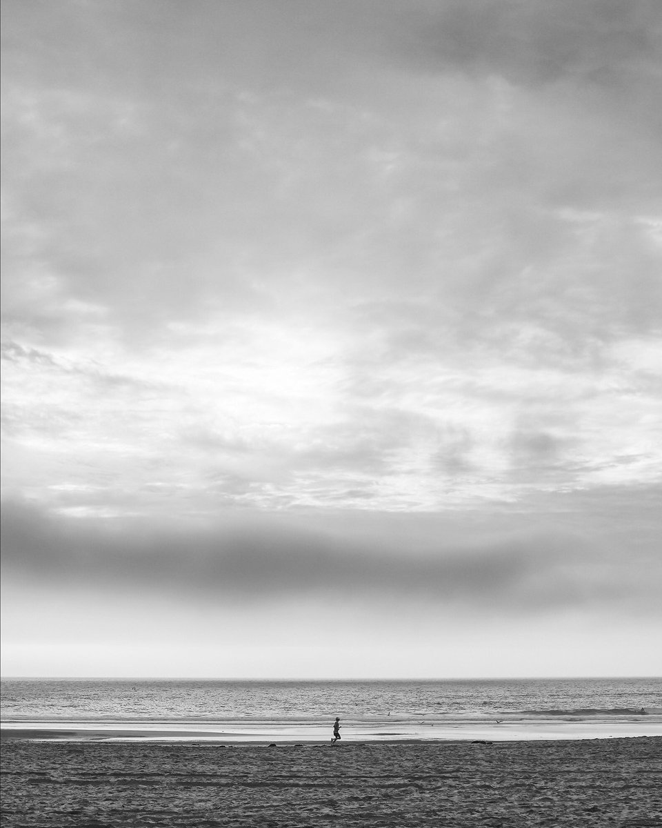 Focal Length (Human eyes vs Lenses)العقل البشري قوي لدرجة إنه يجعل الأبعاد إلي نشوفها مناسبة بالنسبة لreference في عقلنا، فلو شفنا منظر طبيعي بدون scale بنتخيله اصغر من الواقع، وأبعاد الأشياء إلي نشوفها ماتختلف حتى لو قربنا إلا إذا وضعنا جنبها شيء كـ reference