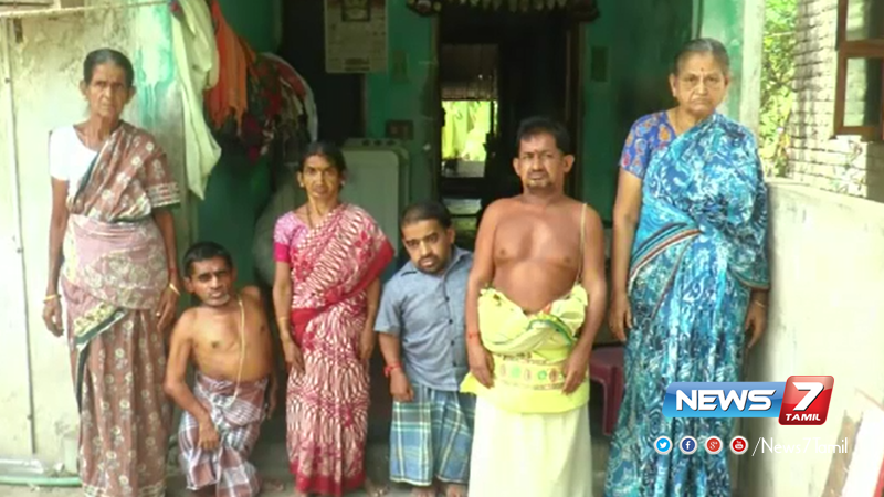 news7tamil's tweet photo. உண்ண உணவின்றி தவிக்கும் மாற்றுத்திறனாளிகளை மட்டுமே கொண்ட குடும்பம்..
அரசின் உதவியை எதிர்பார்த்து காத்திருக்கும் அவல நிலை..!
விவரம்➤ https://t.co/IhYF0ae0Od…/family-only-alternate-awaiting-help-go… #PhysicallyChallengedFamily | #NeedGovernmentHelp https://t.co/ImveKxILup