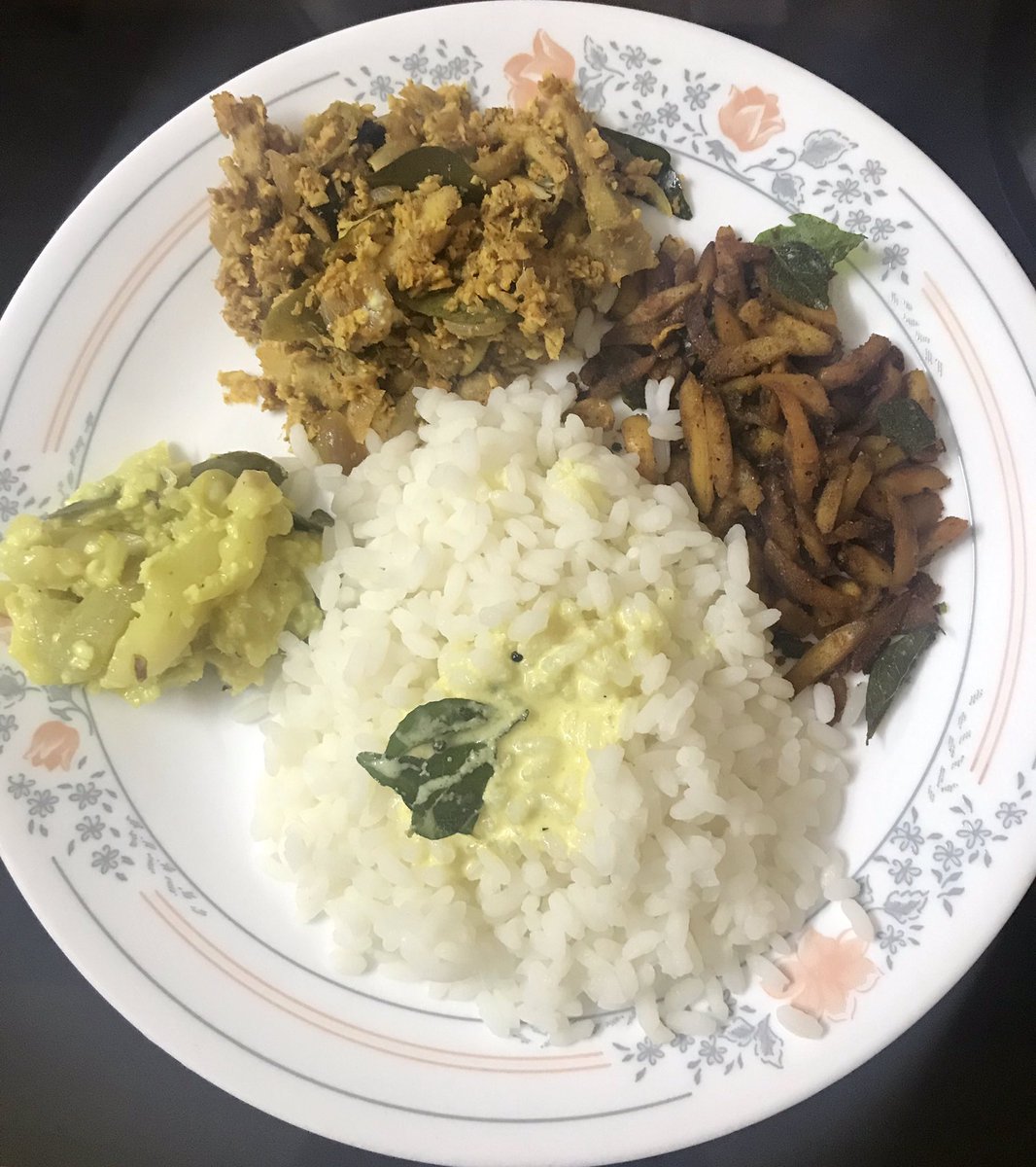 ardramaanasam's tweet photo. In #ABCHomeFood series, featuring today with rice and pulisseri, from left to right:

• Chakka Aviyal
• Natholi Peera
• Chakkakkuru Mezhukkupuratti

I prefer the regular aviyal to the chakka version. What about you guys? https://t.co/AI5sF5urTG