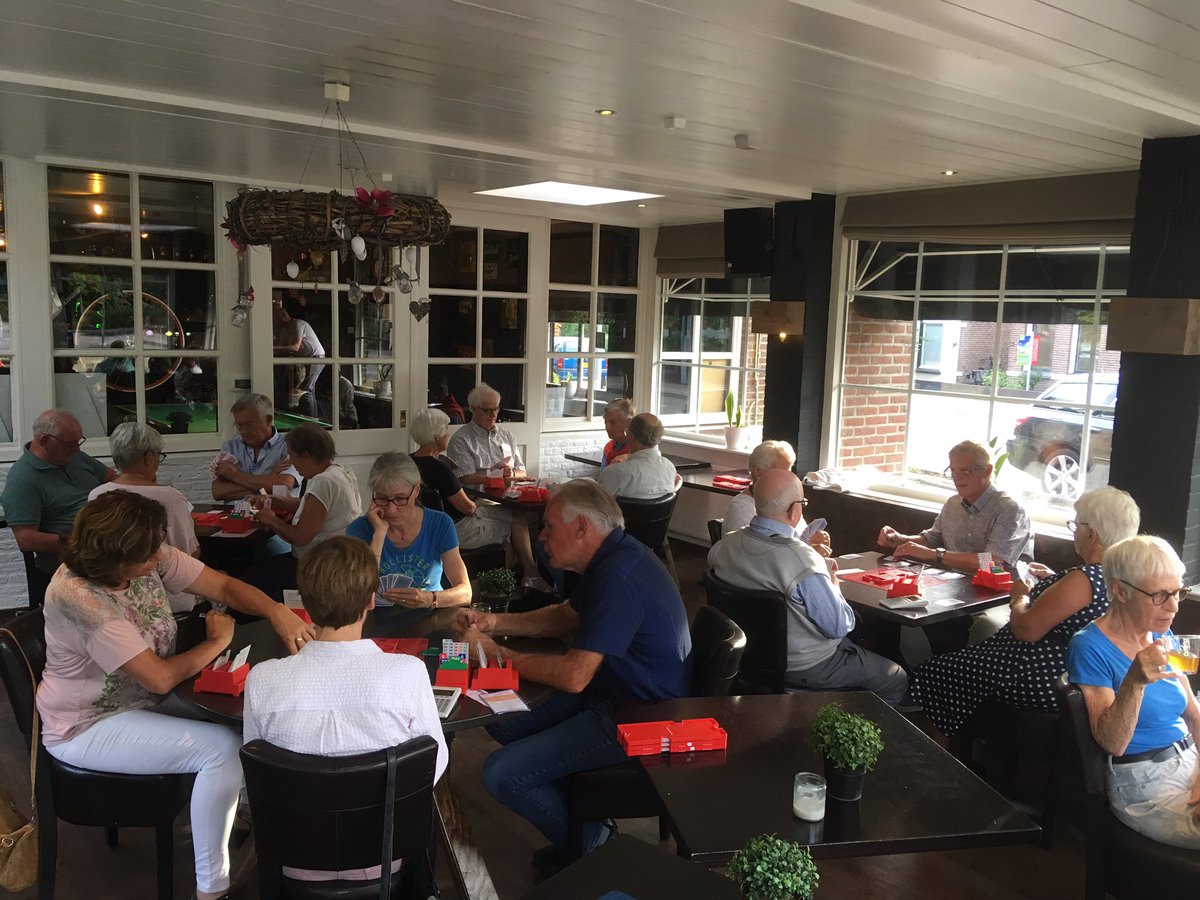 BCJump85's tweet image. Gezellig zomerbridge in de serre