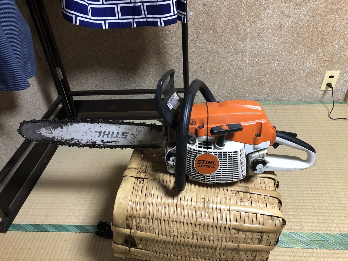 一寸方士 On Twitter 好きな武器 チェーンソー 山に来る子供たちにその強さを訊かれたら 神様を一撃でバラバラにする最強の武器だ と教えている