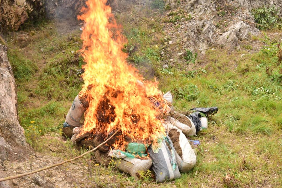 #Burundi Dans <a href="/MuramvyaProv/">Province Muramvya</a>, <a href="/Sindimwo_G/">Gaston Sindimwo</a>  le 1VPR rehausse de sa présence les cérémonies marquant la journée internle de lutte contre les drogues à #Bugarama.1660kg de Cannabis, 8446 boules de Cannabis, 7.3 Kg de Cocaines, 3kg d'heroine ont été brulés.<a href="/BurundiGov/">Primature de la République du Burundi</a>