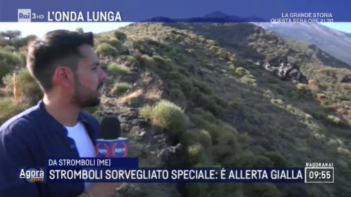 domenicomarock's tweet photo. Oggi durante la diretta siamo saliti alla Sciara del Fuoco per monitorare con la Protezione Civile la situazione dopo l’eruzione di mercoledì  #Stomboli @agorarai #AgoraEstate https://t.co/9kHyOeJAf9