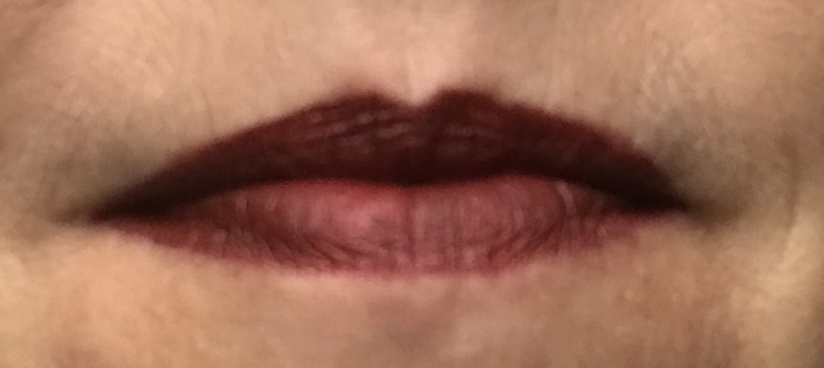 Läppstift är inte livsviktigt. Det är inte kläder heller. Går utmärkt att skydda sig mot kyla eller sol med en filt. Och ja inre skönhet är viktigt men i ett samhälle där yta påverkar mänskligt samspel är yta en rättighet. Det är skillnad på att få leva inte bara överleva. #svpol