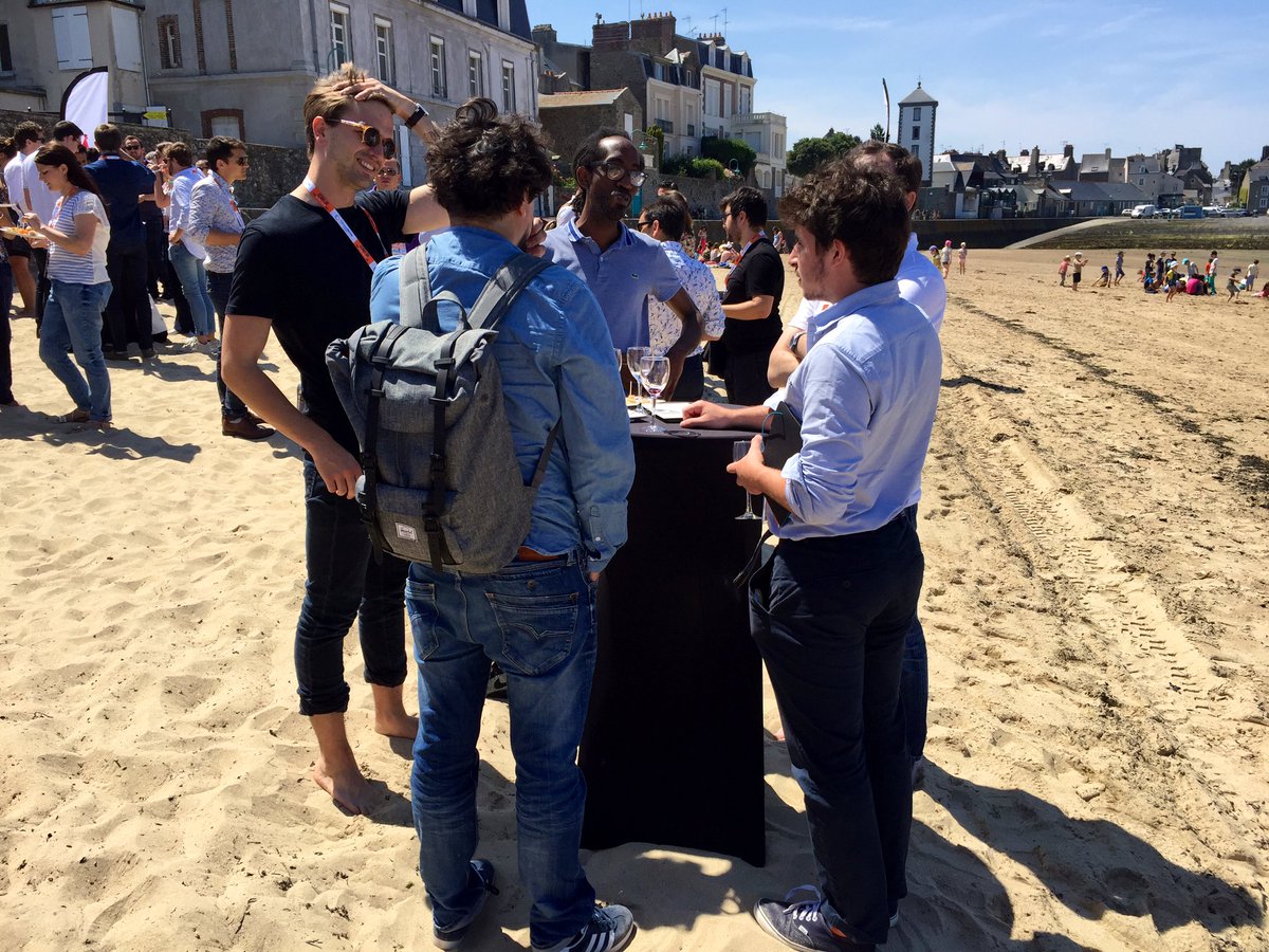 Le_Poool's tweet photo. A l’heure du déjeuner, la #plage des Bas Sablons à #SaintMalo accueille les participants #SOTB 🏖️😎 Petite pause au bord de l’eau avant de reprendre le #business 🌊 💼 #startups #investisseurs #pitch #levéedefonds https://t.co/BuuCWPt3BS