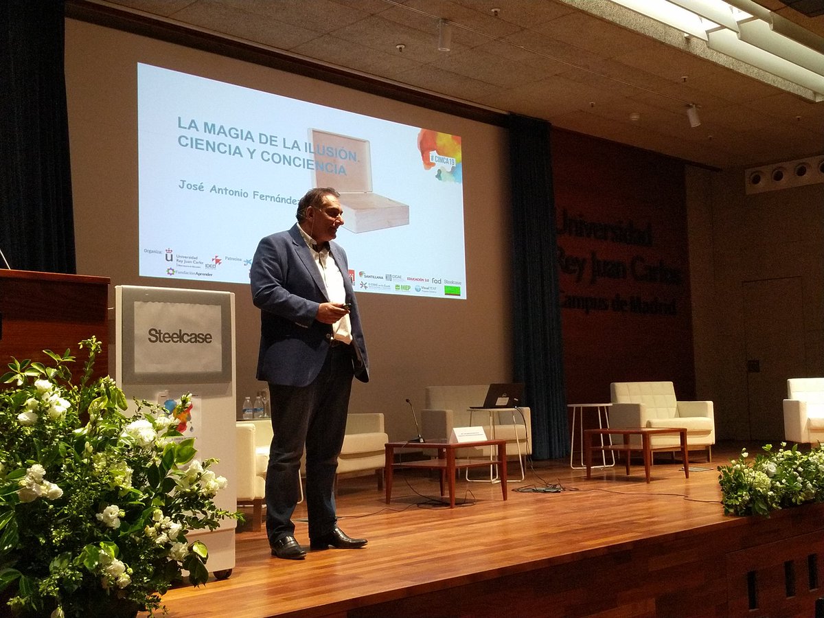 flaviagomesf's tweet image. José Antonio Fernández Bravo nos indica que es el silencio del adulto el que conquista la voz del niño #CIMCA19