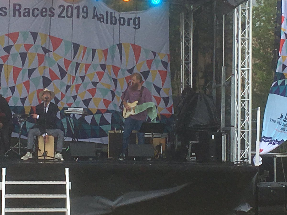 Minik_Lyd's tweet photo. Syndfloden styrtede sidelæns ind på scenen i går. Guitaristens løsning var et håndklæde på gribebrættet :-) #TallShips19 #Aalborg #Chapper #TallShipsAalborg https://t.co/H1JgxhuKCm