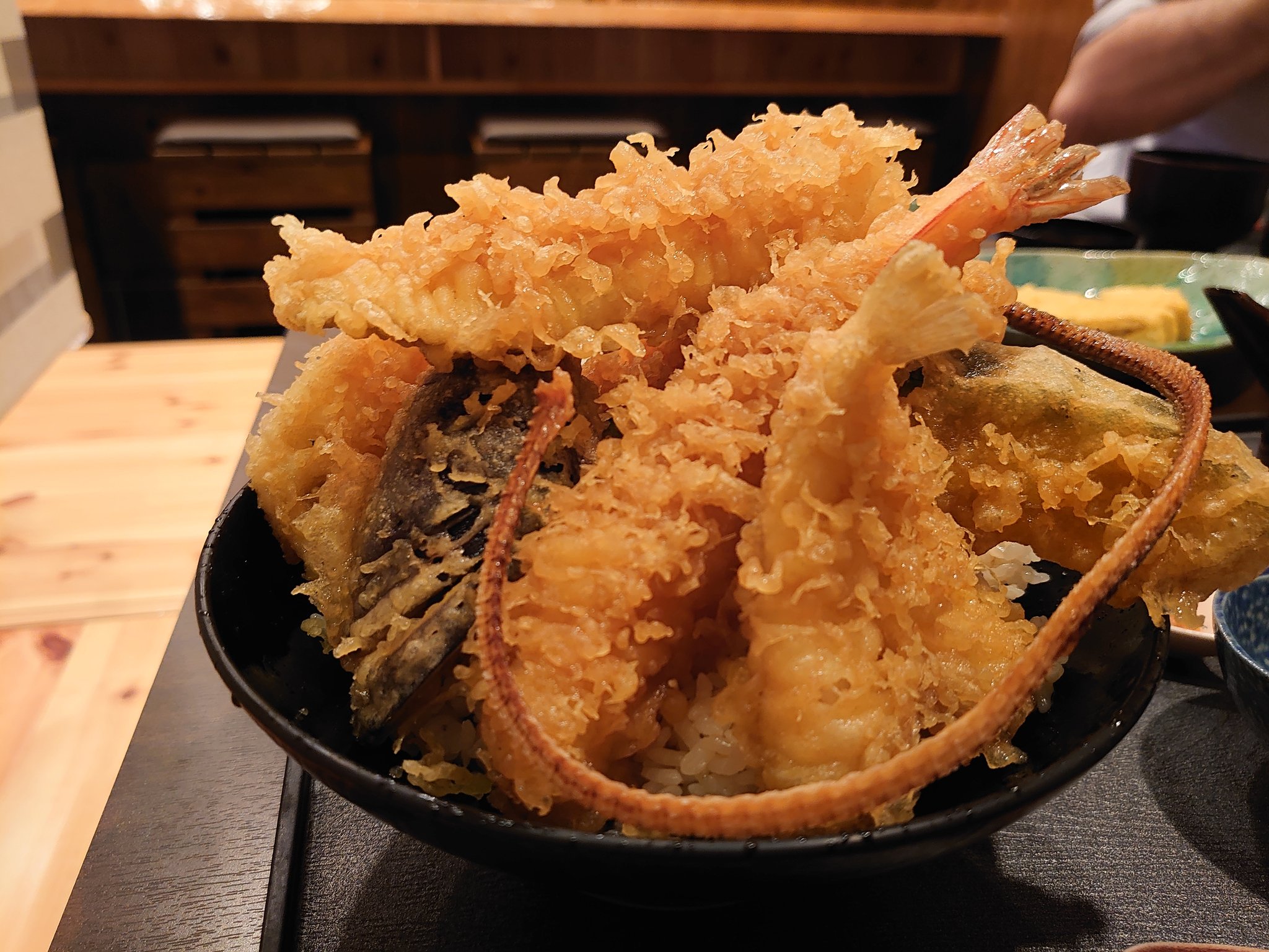 シン 相模原市のなみきの穴子天丼御膳 穴子１本まるごと天ぷら 他にエビ キス カボチャ ナス レンコン 半熟玉子です 最後は出汁を入れて天茶に 小鉢にデザート付き オーダー後から穴子を捌くので約30分かかります ボリューム満点 お薦め天丼