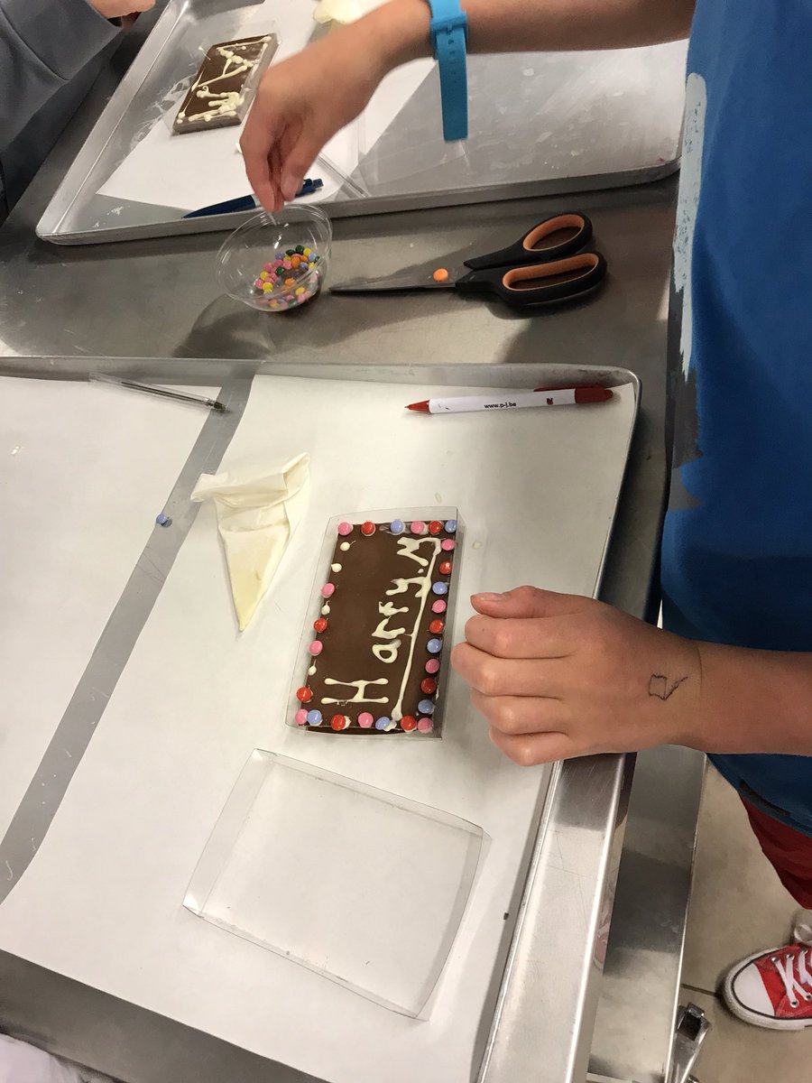 moulsfordyear6's tweet photo. Then we had the opportunity to decorate our own chocolate bars #chocolatheaven #Normandy19 https://t.co/xf57kHES0c