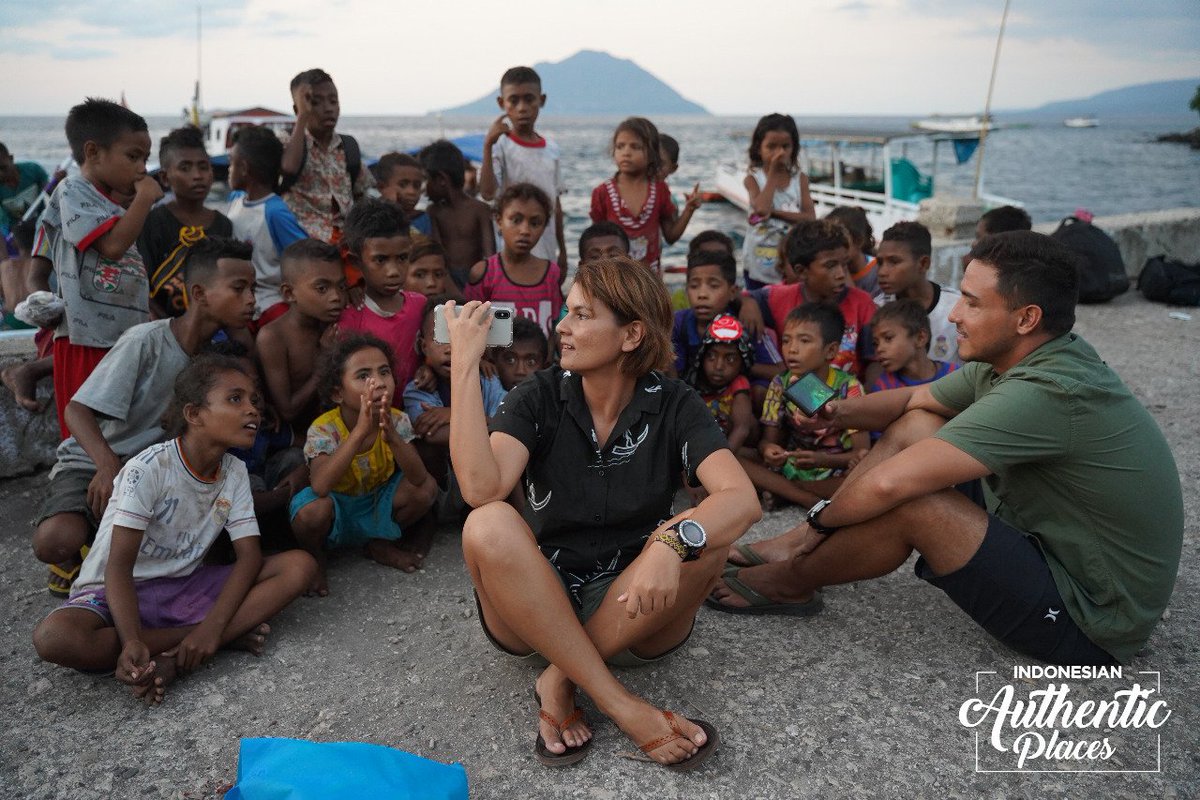 5 Menit lagi! <a href="/hamishdw/">hamish daud wyllie</a> dan <a href="/g_hanafiah/">Gemalla Carrissa</a> akan menjelajahi indahnya Alor, NTT . Kalian penasaran dengan apa yang ada di Alor? Serunya #INDONESIANAUTHENTICPLACES #EXPLOREALOR di <a href="/official_MNCTV/">MNCTV</a>.