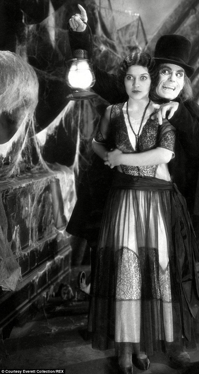 man_monster3's tweet image. Good Afternoon #horrorfamily #frightfesters @FrightFest
Look its everybody waiting for tomorrow.... #waitinline