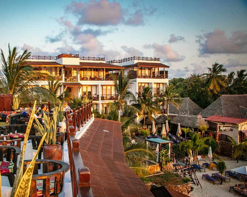 Rooftops is our 2nd floor open-to-the-sky champagne and cocktail bar with an extensive menu.  

Fancy joining us for sundowners?🥂

📷 jbmburgess__