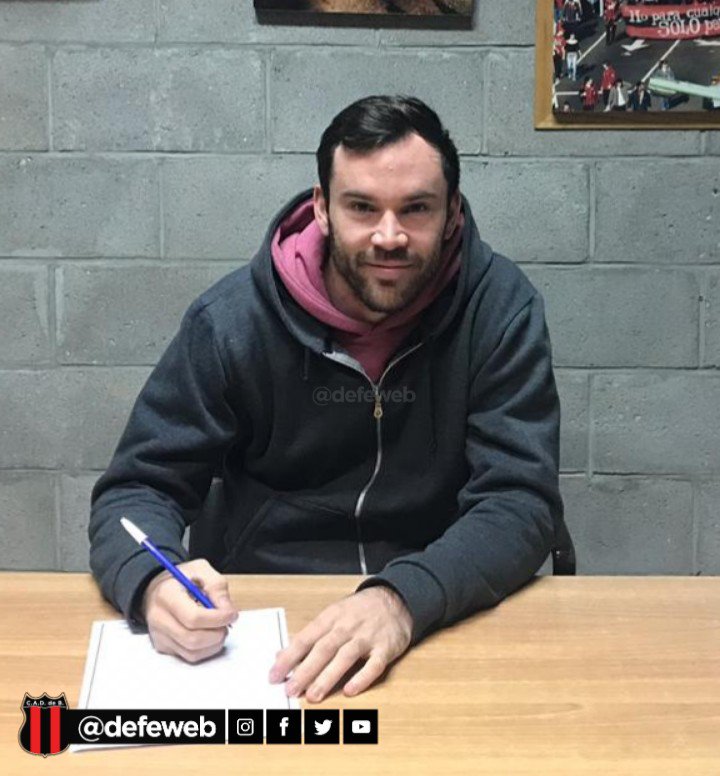 defeweb's tweet photo. #Fútbol
Guillermo Vernetti, ya estampó su firma y es nuevo jugador de Defensores de Belgrano.
El volante ofensivo, con pasado en Ferro y de último torneo en Mitre de Santiago, se suma al plantel profesional de cara al próximo torneo.
¡Bienvenido @GuilleVernetti! https://t.co/AsiE0WmD92