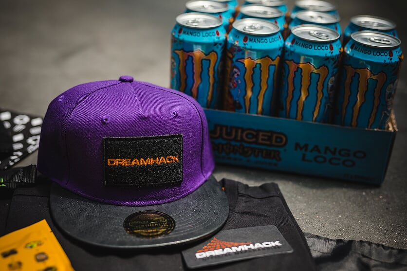 Nos hemos vuelto LOCOS con el nuevo #MangoLoco de Monster Energy y tenemos todos estos regalos para un ganador #LOCO

Para participar en el #EFECTOLOCO tienes que:

Seguir a @MonsterEnergyEs 
Seguir a @DreamhackSpain  
RT a esta publicación

¡Solo hasta el 6 de julio!