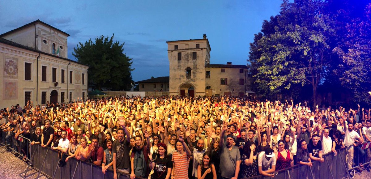Piazza Castello gremita di “zucche” per Billy Corgan. Una serata irripetibile 🎸 Grazie a tutti! 

Prossime date: <a href="/sharonvanetten/">Sharon Van Etten</a> 8/07, <a href="/michaelkiwanuka/">Michael Kiwanuka</a> 9/07 e <a href="/elenatonra/">Elena Tonra</a> (<a href="/ohdaughter/">Daughter</a>) con il progetto solista EXRE il 22/07