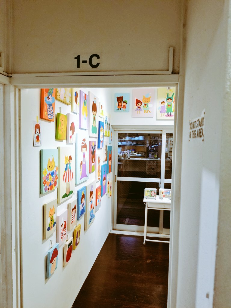 hananekotomo's tweet photo. 個展の設営をしてきました。壁いっぱいにキャンバスとパネルのアクリル画を展示。右側のスペースは、一番奥がミニ額ドローイング、真ん中が手描きのキャンバストート、手前が手芸雑貨と缶バッジ、窓前にはポストカードがあります。
明日からです。ぜひ。
#DFGALLERY
#デザインフェスタギャラリー https://t.co/WuprpeJwSc