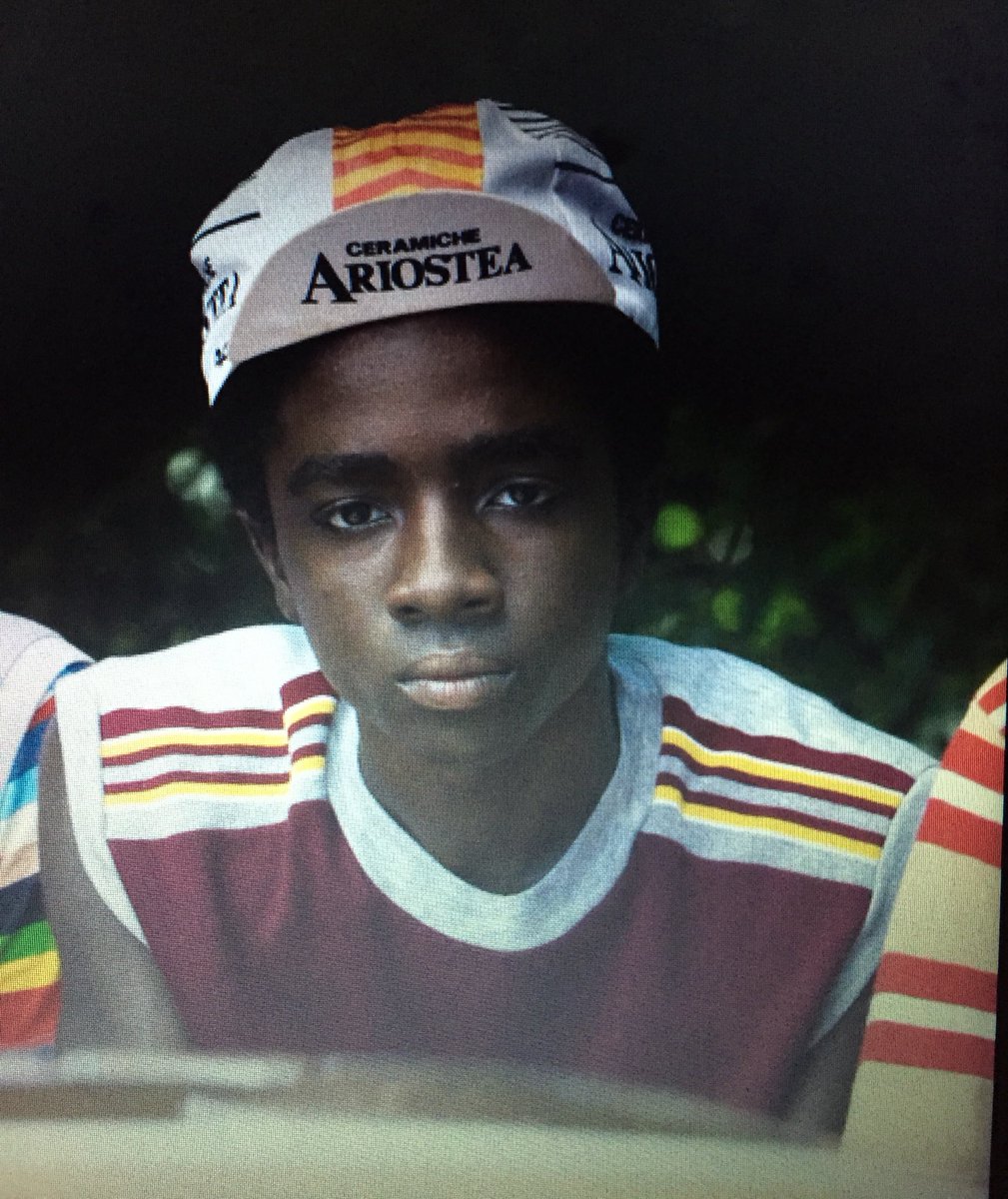 verozanghieri's tweet image. Io non riesco ancora a capire come ci sia finito il cappellino con scritto “Ceramiche Ariostea” in testa a Lucas #StrangersThings3 ma mi fa troppo ridere 😂
