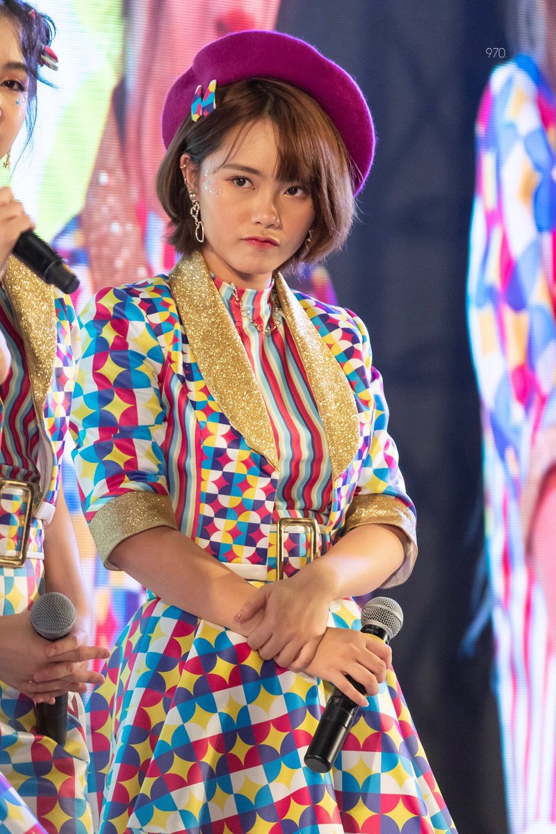 to_tsukitaiyou's tweet photo. แกรรรรร๊  😭😭😭😭  น้องน่ารักมากกกก ทรงผมแหวกเปิดนิดๆ สวมหมวกเบเล่ต์ คือบั่บ!!! รับกับหน้ามากกก แล้วดูดิ้~! ปากนิดๆ จมูกหน่อยๆ ปลายเชิดขึ้นน้อยๆ 

โค- ตะ- ระ น่ารักกกกก สดใส เข้ากับสีสันชุดมากกกกกกเว่อร์  #MusicBNK48 https://t.co/9KWIoDJENW