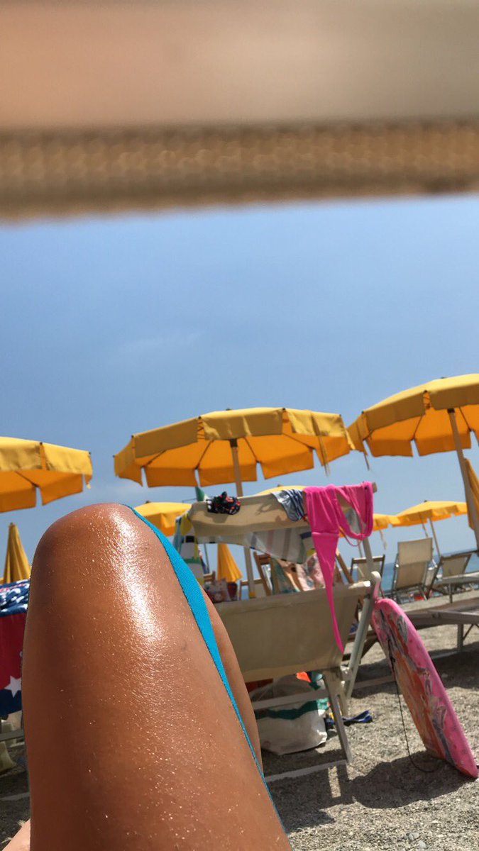 smaia89's tweet photo. And yes, Iβm gonna tan with my k-tapes πΉπ #spoonie life, you said?! #chroniclife #ktape #tanoclock #Spotorno https://t.co/tDYeZPFjk5