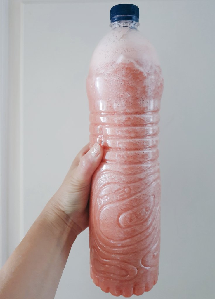 가스파쵸의 계절 여름입니다. 수박 가스파쵸 레시피를 알려드리죠^^
600 토마토
500 수박
35 양파
40 붉은 피망
1 마늘 한쪽
소금, 올리브, 식초 기름 약간(기호에 따라 양을 조절하세요)

개인적으로 올리브 기름은 먹기 직전 몇방울 넣고 수박을 토마토보다 더 많이 넣었어요^^

해보세요^^