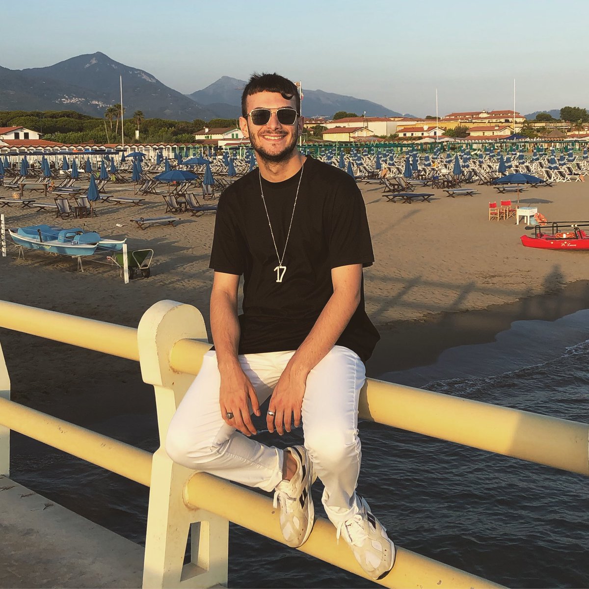 epicoco17's tweet photo. “Buttati (Let it B.)” è fuori ovunque! ormai è vostra, epici 💛
#epicoco #epicocochi #buttati https://t.co/sX5XCnQEtk