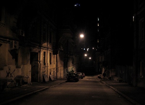 Ужасные ночные. Темные улицы города. Темные улицы России. Мрачная ночная улица. Темный переулок.