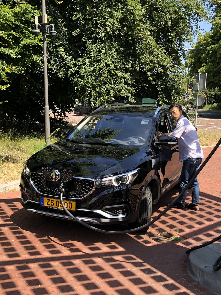 Net een primeur, de MG ZS EV. Aardige man legde mij uit dat de basiseditie in NL 30.000 euro gaat kosten, maximaal 85kW CCS. Ik mocht ook even in de auto zitten (de basisuitvoering), zeer goeie bouwkwaliteit en mega comfortabel.