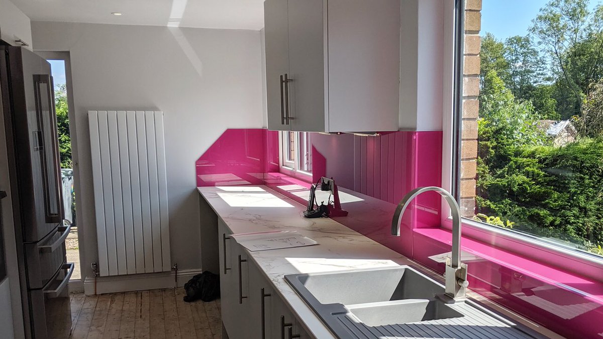 Contempo_Glass's tweet photo. Splashbacks are a fantastic way to give your kitchen the pop of colour you desire. Check out this recent installation of ‘Fuchsia’ splashbacks in this beautiful kitchen by @townkitchens 😍 https://t.co/dzR7Wv2sHf